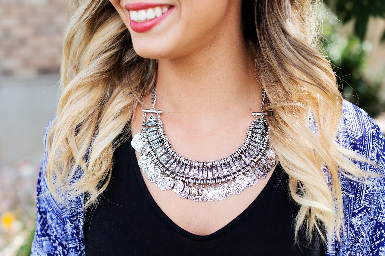 explore our diverse range of accessories that elevate your style and complement any outfit. from trendy bags to unique jewelry pieces, find the perfect finishing touches to express your individuality and enhance your wardrobe.